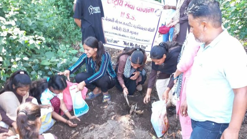 स्वच्छता पखवाड़े के अंतर्गत महाविद्यालय परिसर में चलाया स्वच्छता अभियान