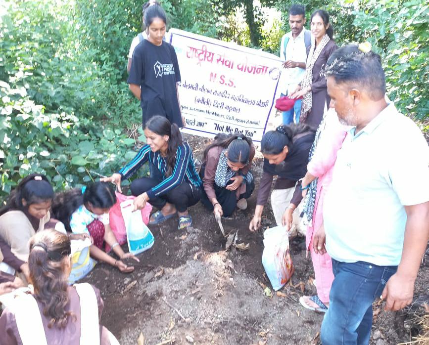 स्वच्छता पखवाड़े के अंतर्गत महाविद्यालय परिसर में चलाया स्वच्छता अभियान