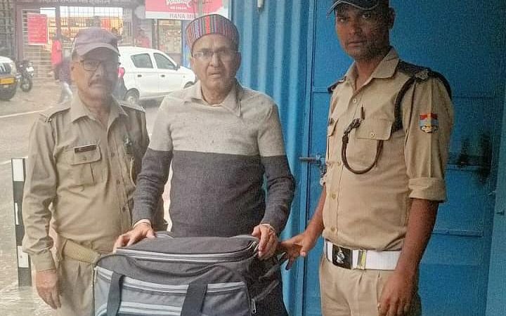 टिहरी पुलिस के हेड कांस्टेबल द्वारा लौटाया गया रूपयों भरा बैग