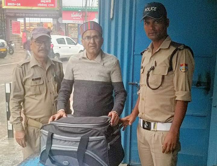 टिहरी पुलिस के हेड कांस्टेबल द्वारा लौटाया गया रूपयों भरा बैग