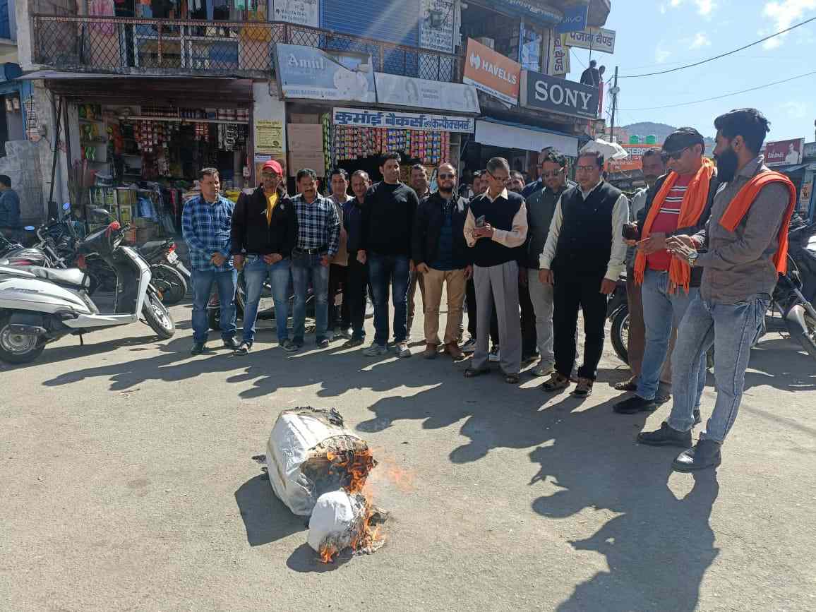 मेले में गजल का आयोजन करने पर भड़का विहिप एवं हिन्दू संगठन चम्बा के वीसी गब्बर सिंह चौक पर फूंका पुतला