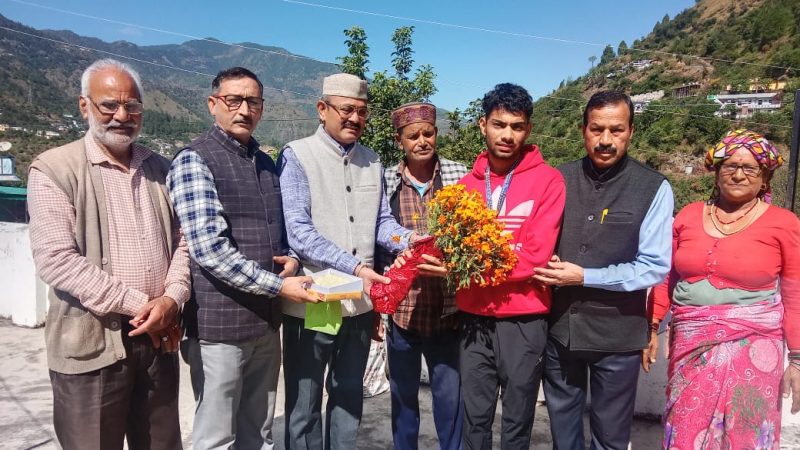 गांव पहुंचने पर किया अंशुल का जोरदार स्वागत