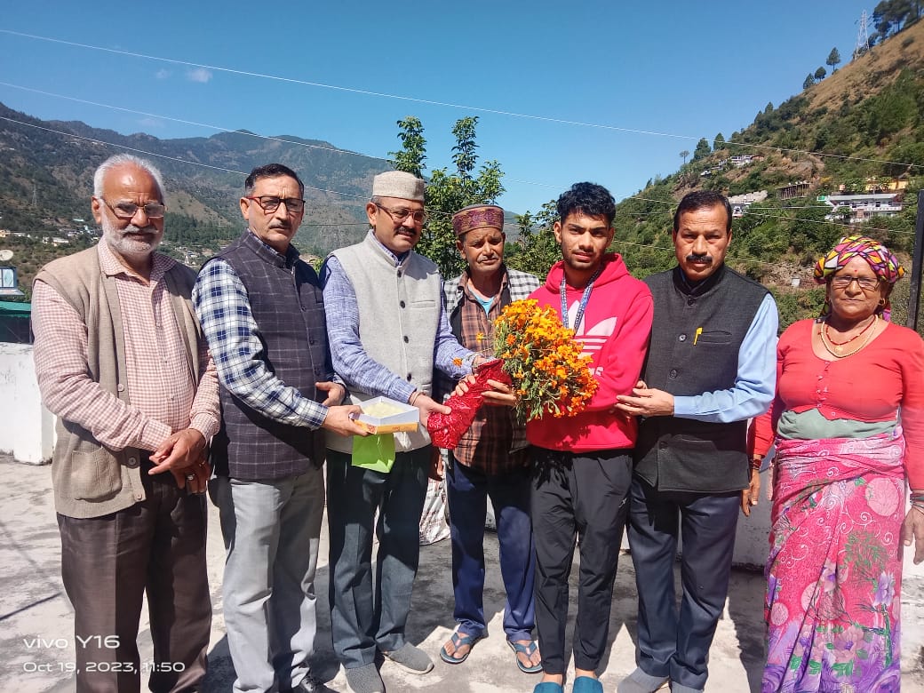 गांव पहुंचने पर किया अंशुल का जोरदार स्वागत