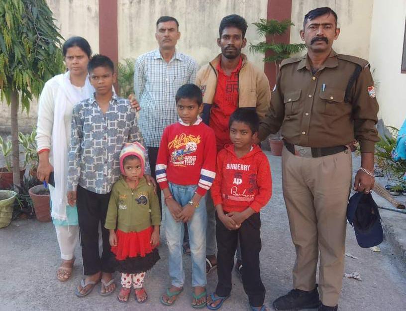 ऑपरेशन स्माइल टीम द्वारा मां से बिछड़े वेस्ट बंगाल के चार भाई-बहनों को मामा के किया सुपुर्द