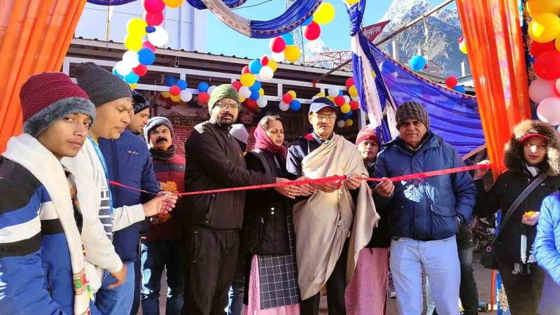 बद्रीनाथ धाम में निशुल्क आई चेकअप व स्वास्थ्य कैंप लगाया