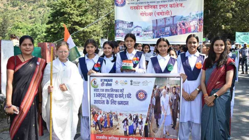 एक तारीख, एक घंटा स्वच्छता के नाम श्रमदान कर चमोली में चलाया गया वृहद स्वच्छता अभियान