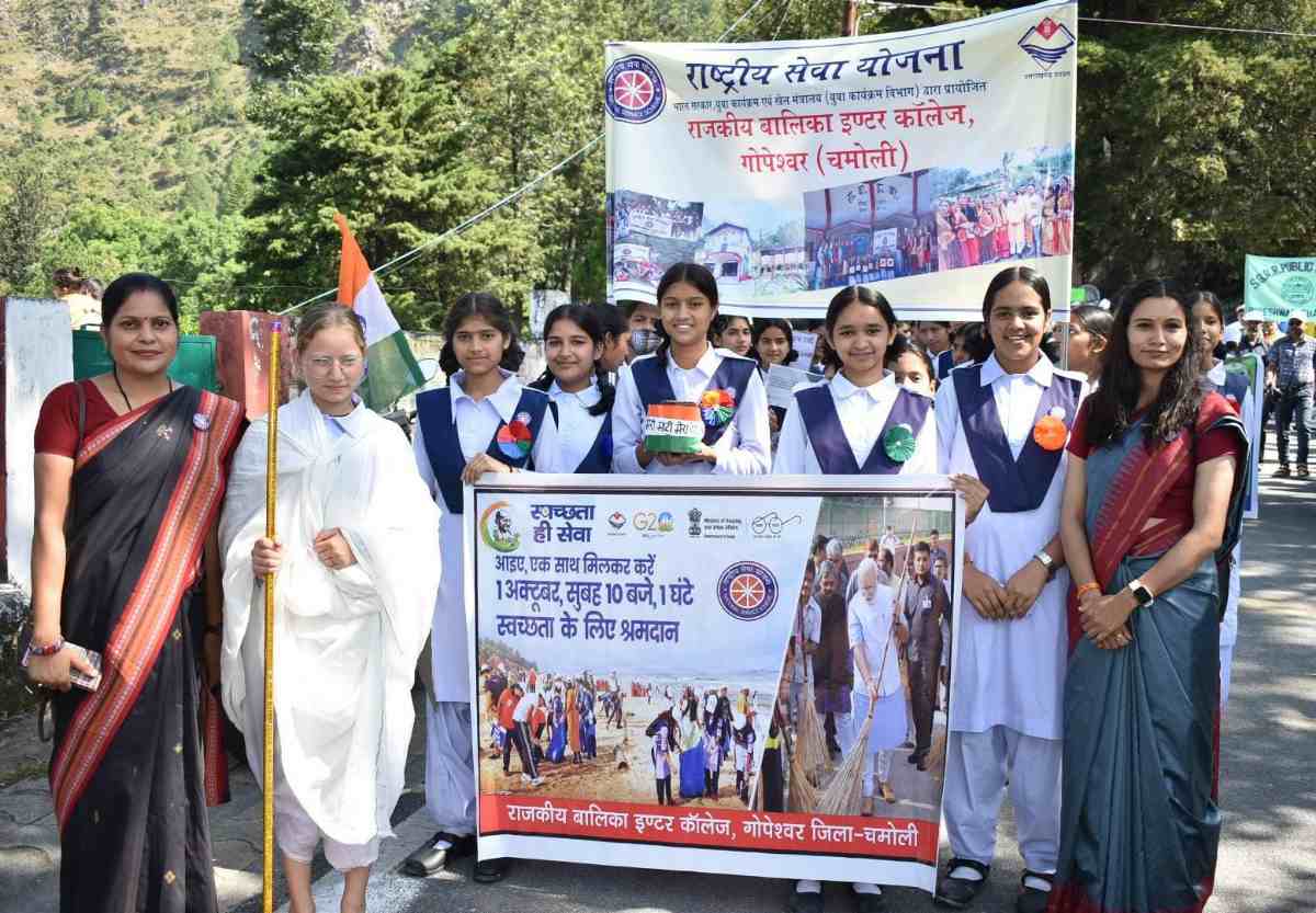 एक तारीख, एक घंटा स्वच्छता के नाम श्रमदान कर चमोली में चलाया गया वृहद स्वच्छता अभियान