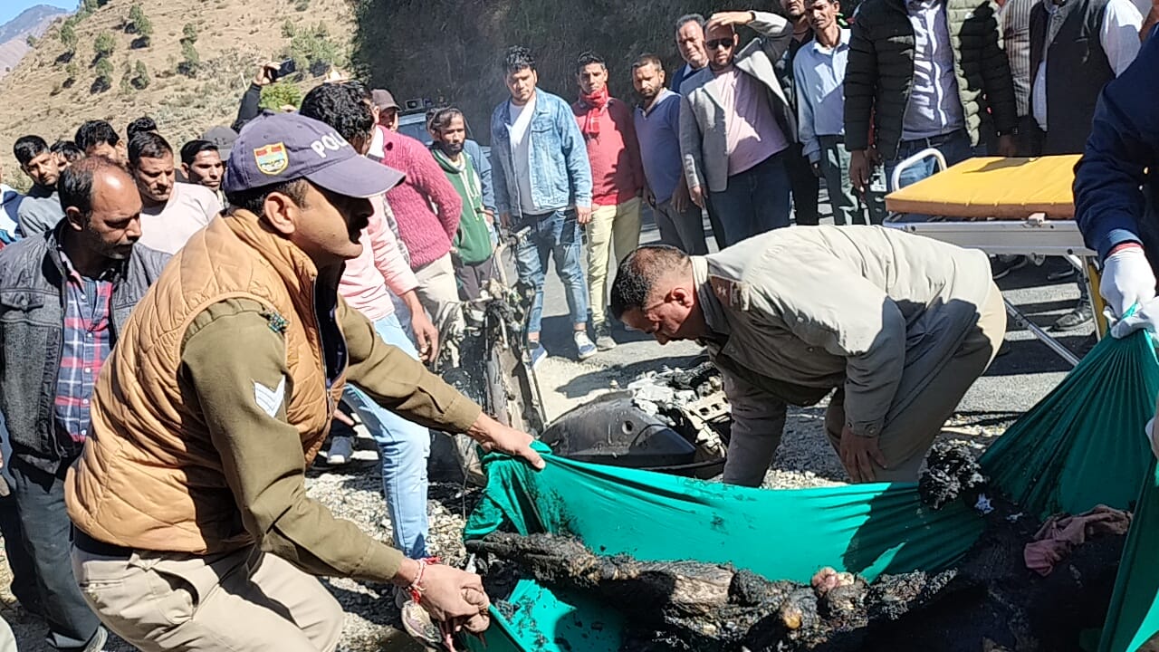 चलती स्कूटी पर लगी आग, युवती की मौत