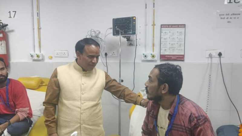 स्वास्थ्य मंत्री डॉ. धन सिंह रावत ने एम्स पहुंचकर सिलक्यारा सुरंग के श्रमिकों का जाना हालचाल