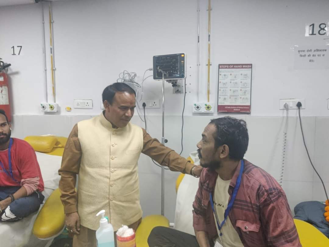 स्वास्थ्य मंत्री डॉ. धन सिंह रावत ने एम्स पहुंचकर सिलक्यारा सुरंग के श्रमिकों का जाना हालचाल