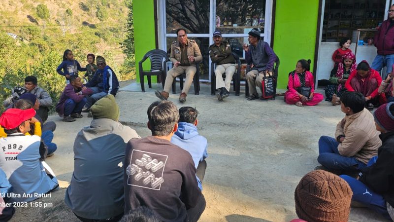 पुलिस ने लगाई चौपाल, नेपाली मूल के निवासियों  का किया सत्यापन