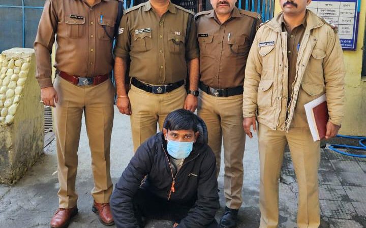 12 वर्षों से फरार मफरूर थाना मुनि की रेती पुलिस द्वारा गिरफ्तार