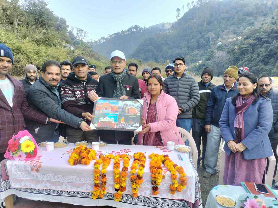 सचिव ने चौपाल लगाकर सुनी जनता की समस्याएं