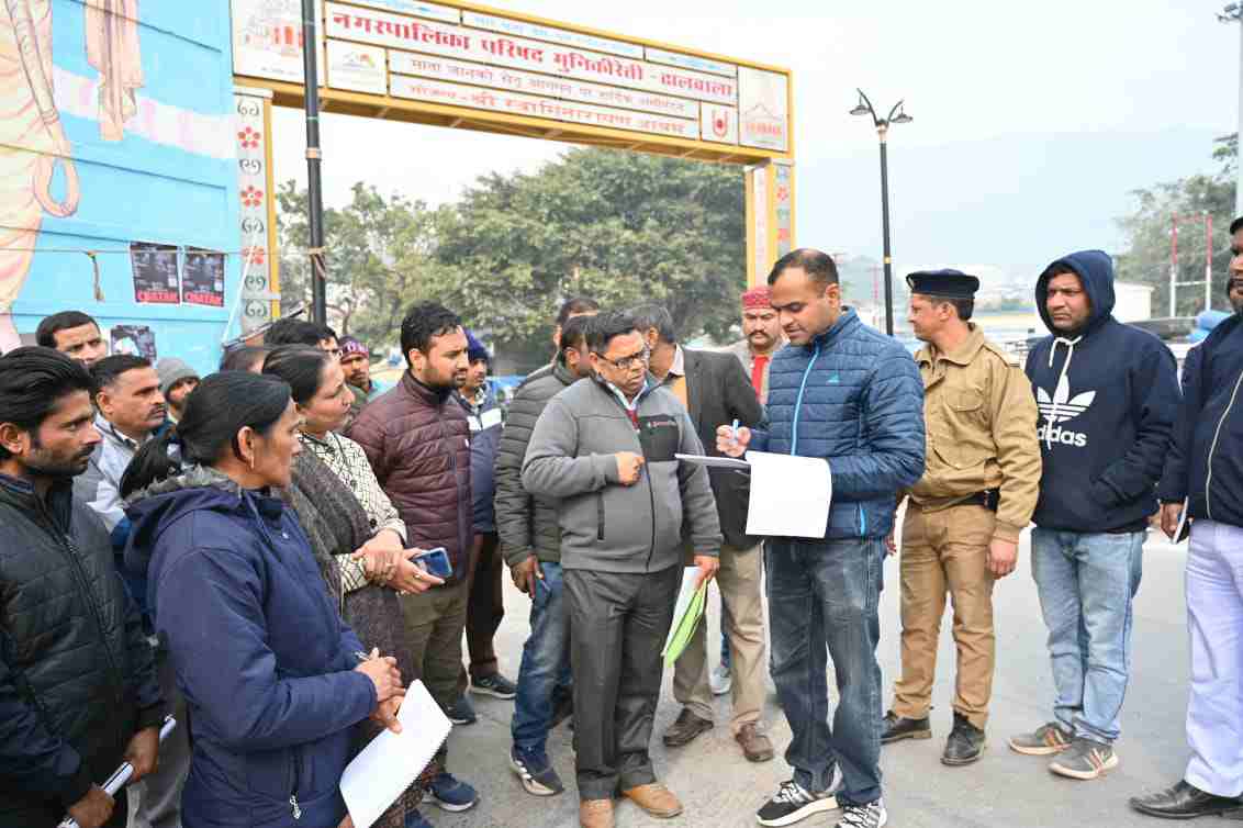 ओंकारानन्द घाट पर सफाई न होने के चलते जिलाधिकारी ने सफाई निरीक्षक का वेतन रोकने के दिए निर्देश