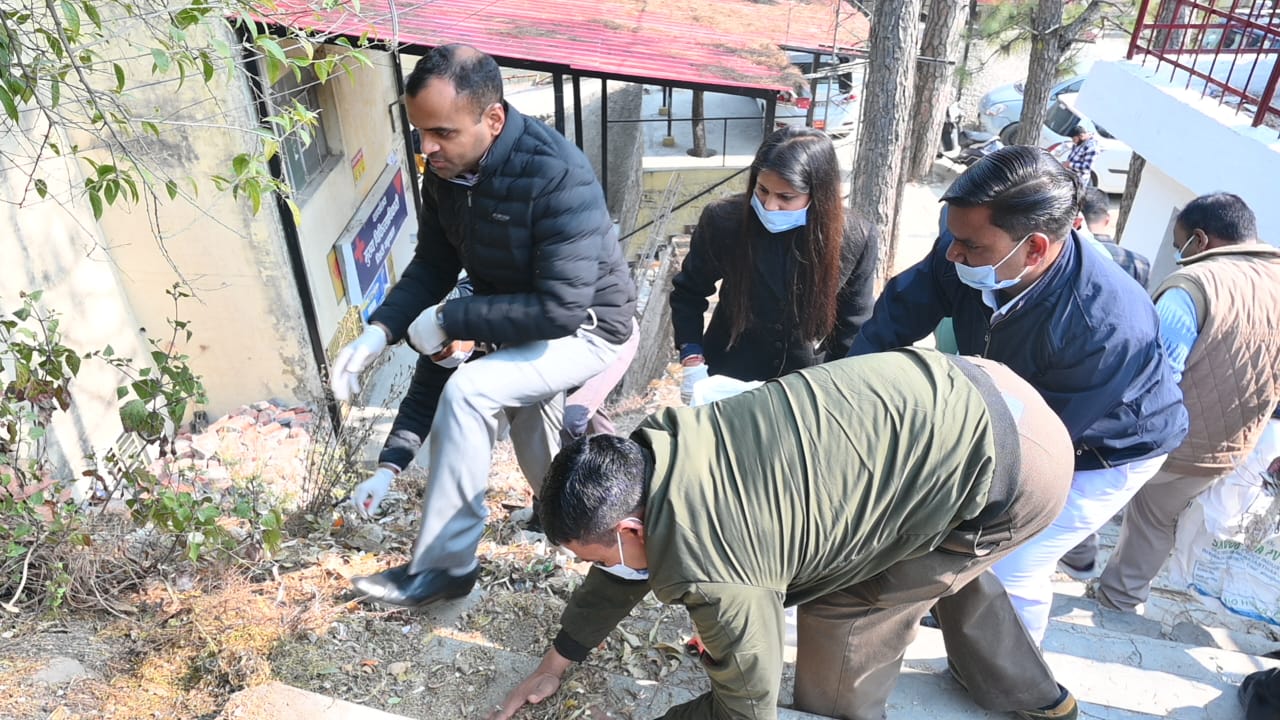 जिलाधिकारी मयूर दीक्षित उतरे स्वच्छता अभियान में, साफ सफाई के दिए निर्देश