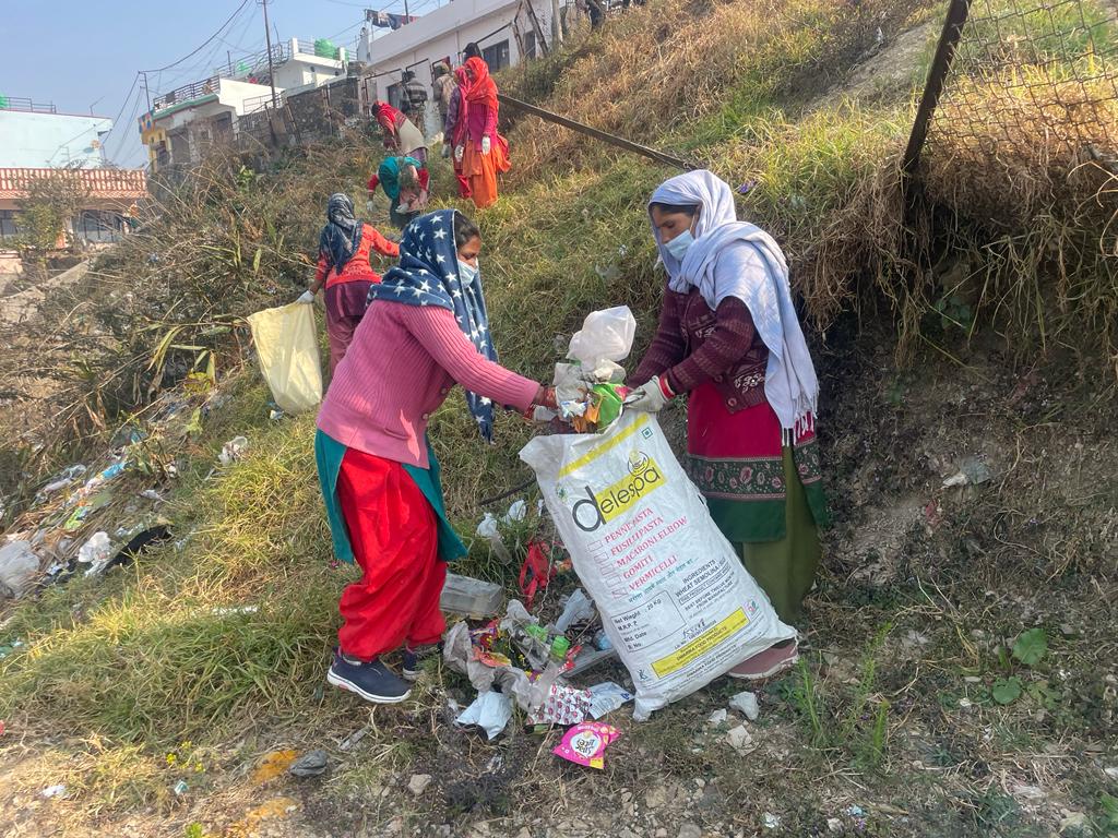 जिलाधिकारी मयूर दीक्षित के मार्गदर्शन में ‘‘सांस्कृतिक उत्सव‘‘ के तहत जनपद भर में चलाया जा रहा है सफाई अभियान