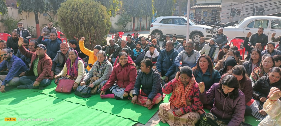 राजकीयकरण की मांग को लेकर पेयजल कार्मिकों का धरना प्रदर्शन कार्यक्रम जारी