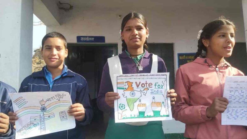 रंगोली व मेहंदी प्रतियोगिता के माध्यम से वोट का महत्व समझाया