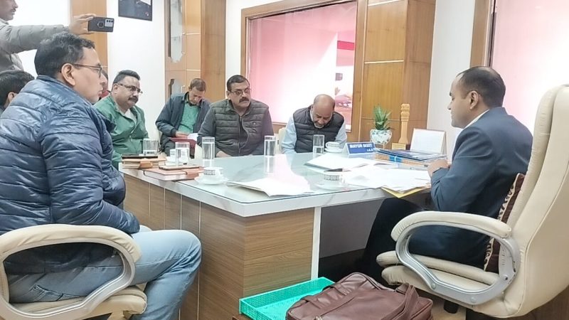 जिला निर्वाचन अधिकारी मयूर दीक्षित ने जिला कार्यालय में राजनीतिक दलों के प्रतिनिधियों की एक बैठक ली