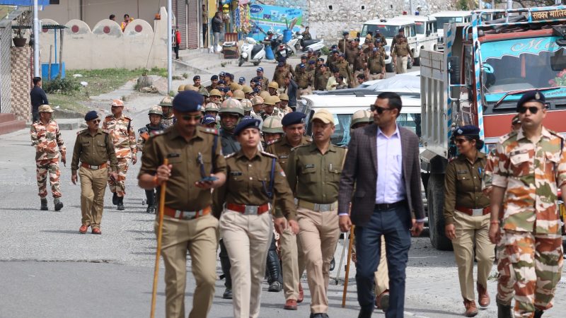 टिहरी पुलिस और पैरामिलिट्री फोर्स ने निकाला फ्लैग मार्च