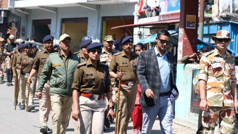 टिहरी पुलिस और पैरामिलिट्री फोर्स ने साथ मिलकर चंबा में फ्लैग मार्च निकाला