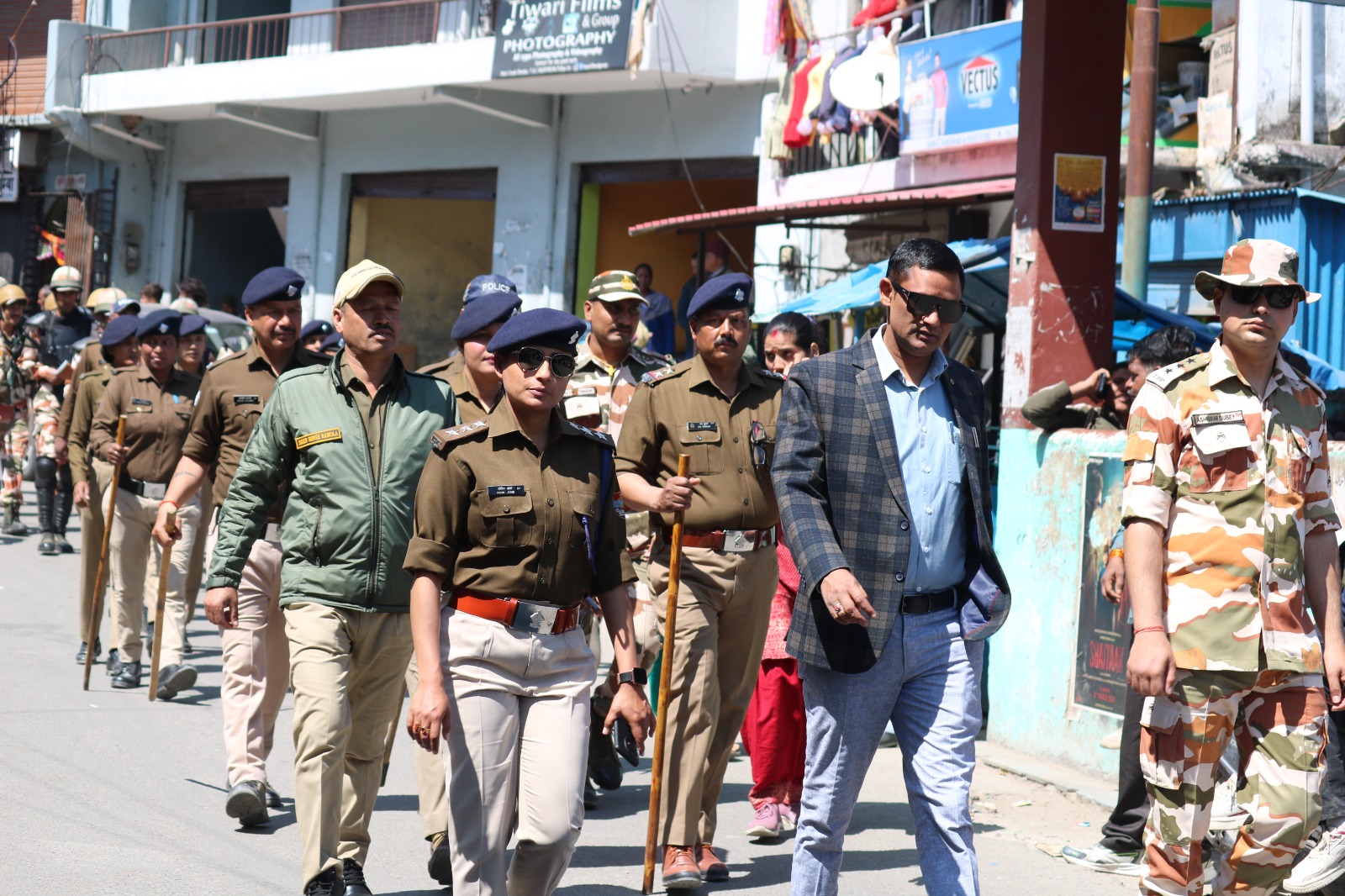 टिहरी पुलिस और पैरामिलिट्री फोर्स ने साथ मिलकर चंबा में फ्लैग मार्च निकाला