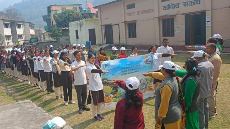 छात्र-छात्राओं को दिलाई गंगा स्वच्छता की शपथ एवं मंदाकिनी तट पर चलाया स्वच्छता अभियान