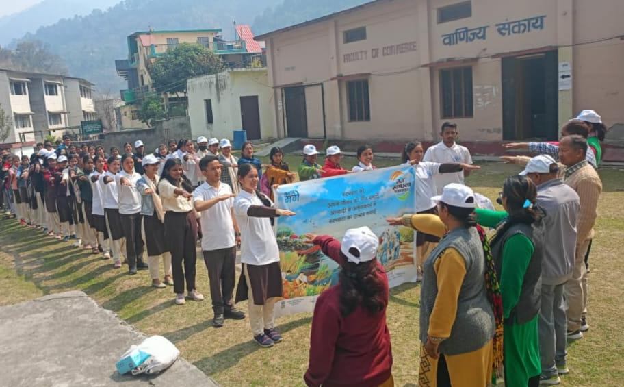 छात्र-छात्राओं को दिलाई गंगा स्वच्छता की शपथ एवं मंदाकिनी तट पर चलाया स्वच्छता अभियान