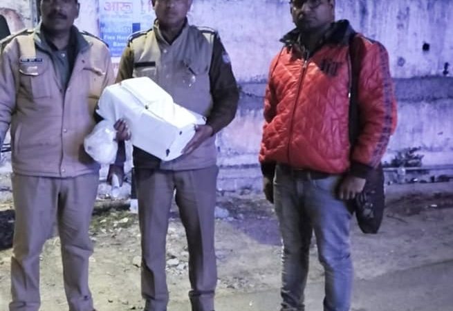 एसएसटी टीम और चंबा पुलिस द्वारा चेकिंग के दौरान पकड़ी करीब साढ़े 6 लाख के जेवरात और नकदी