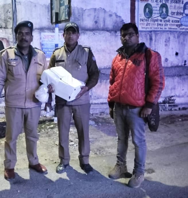 एसएसटी टीम और चंबा पुलिस द्वारा चेकिंग के दौरान पकड़ी करीब साढ़े 6 लाख के जेवरात और नकदी