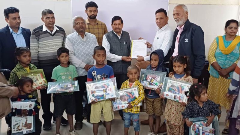 अखिल भारतीय मानव कल्याण ट्रस्ट ने बालभवन में अध्यनरत बच्चों को स्टेशनरी किट वितरित की