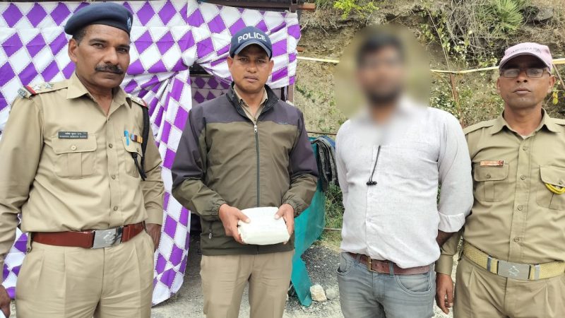 बिना साक्ष्य के, एक व्यक्ति से बैग में 4,40,000 रुपये की नकदी की बरामद