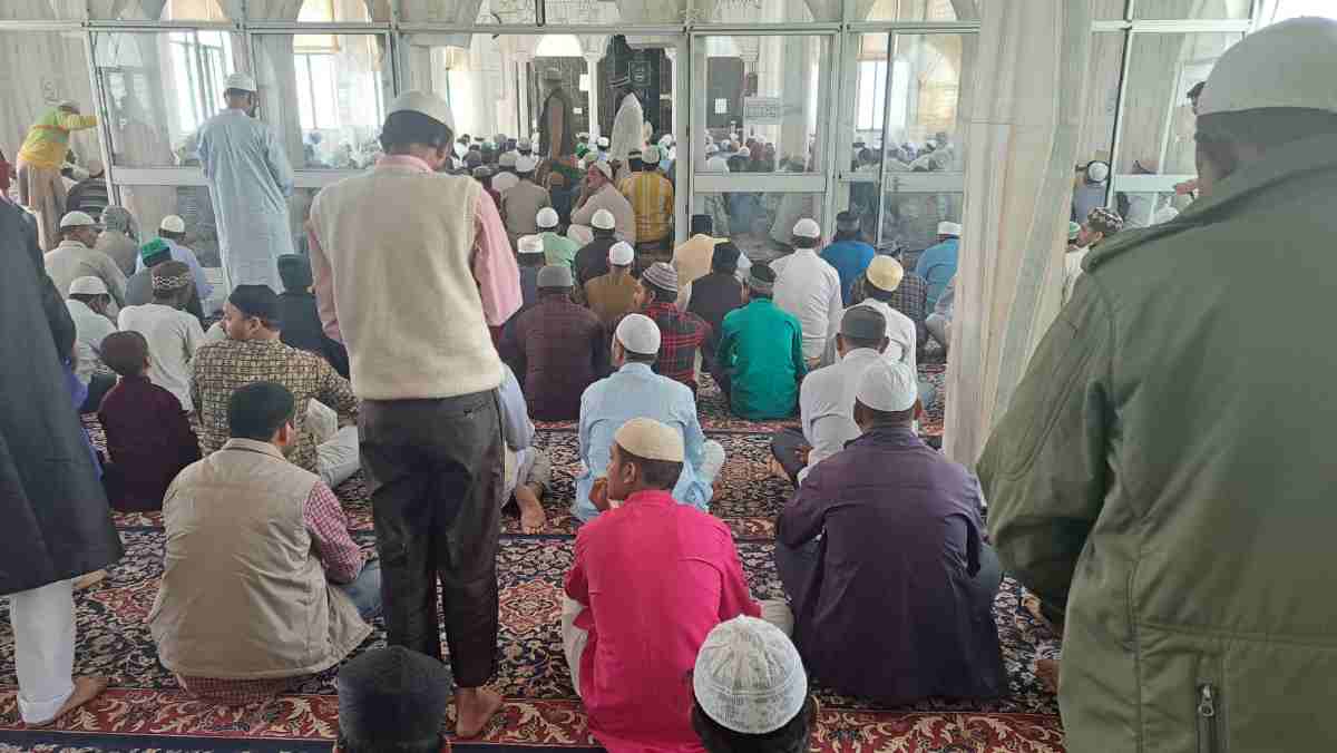अलविदा के मौके पर मुस्लिम समुदाय ने मस्जिदों में विशेष नमाज अदा की