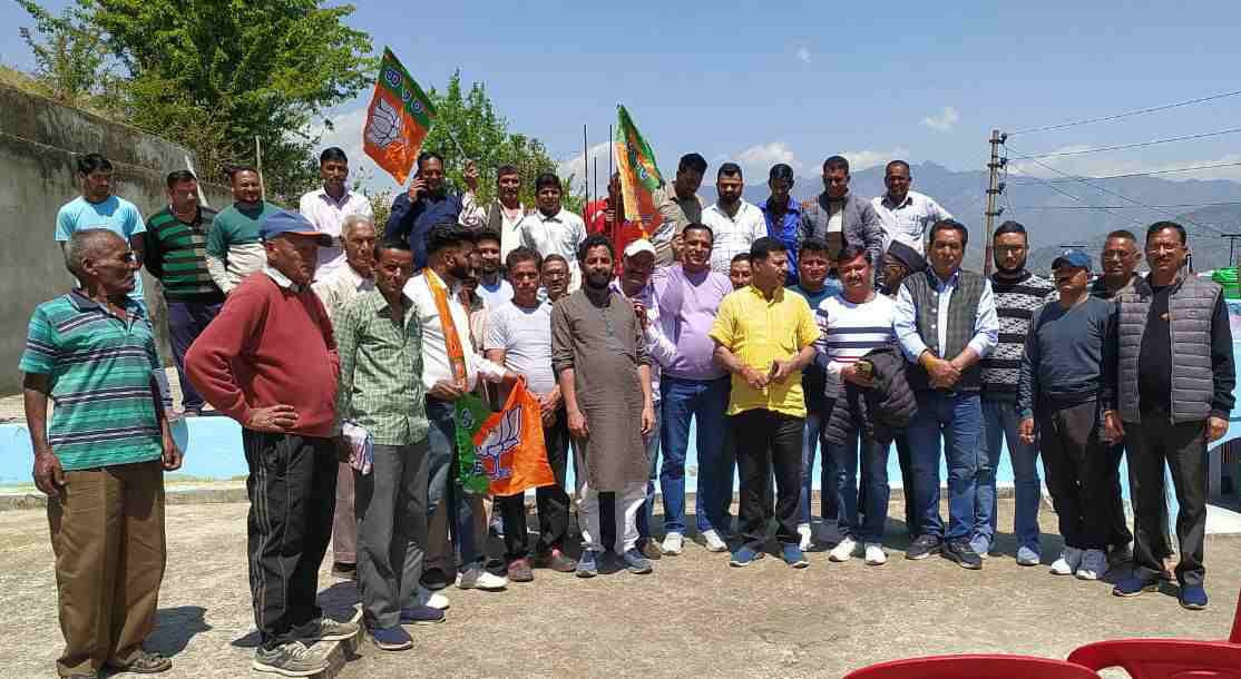भाजपा नेता दिनेश धनाई ने नकोट क्षेत्र में भाजपा प्रत्याशी के लिए मांगा वोट
