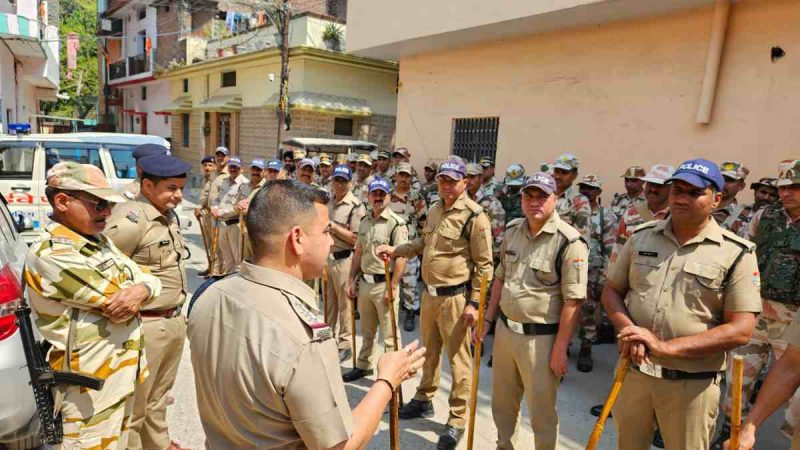 यहां पुलिस ने फ्लैग मार्च किया आयोजित