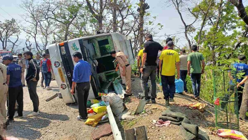 सड़क पर पलटी बस: 2 गम्भीर घायल