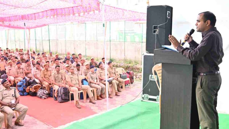 जिला निर्वाचन अधिकारी मयूर दीक्षित ने किया सुरक्षा कार्मिकों को ब्रीफ: पोलिंग पार्टियां हुई रवाना