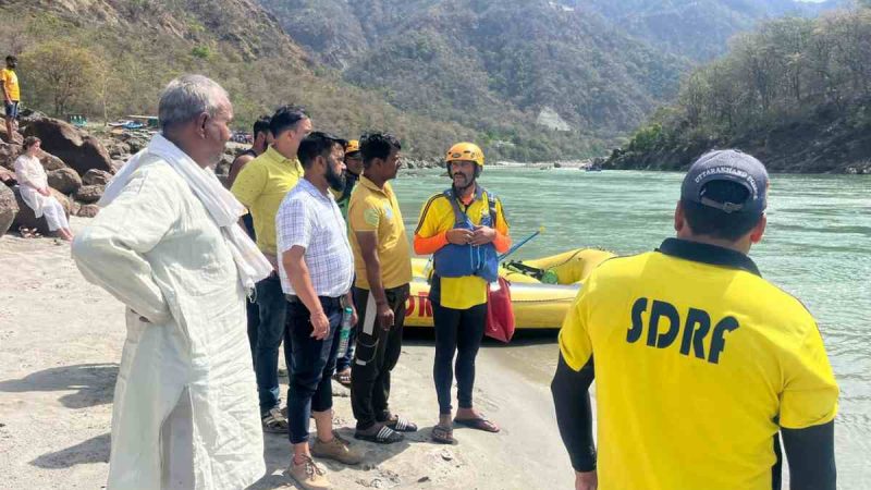 ऋषिकेश में गंगा में डूबे युवक समेत अन्य की खोज जारी