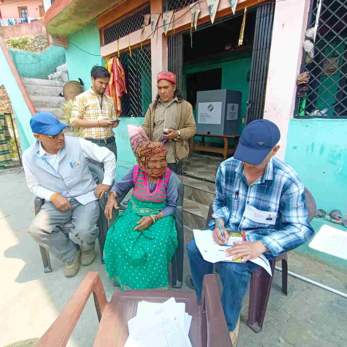 दिव्यांग एवं 85 वर्ष से अधिक आयु वर्ग के मतदाताओं को घर-घर मतदान कराने हेतु 40 पोलिंग पार्टियां हुई रवाना