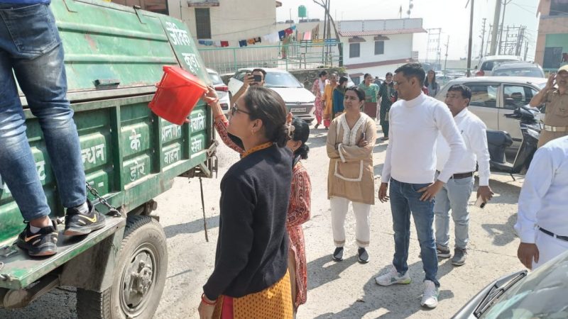 बायोमेडिकल वेस्ट/सिनेटरी वेस्ट के निस्तारण हेतु डोर-टू-डोर सेवा में संचालित कूड़ा वाहनों पर स्थापित होंगे ‘‘पिंक बॉक्स‘‘