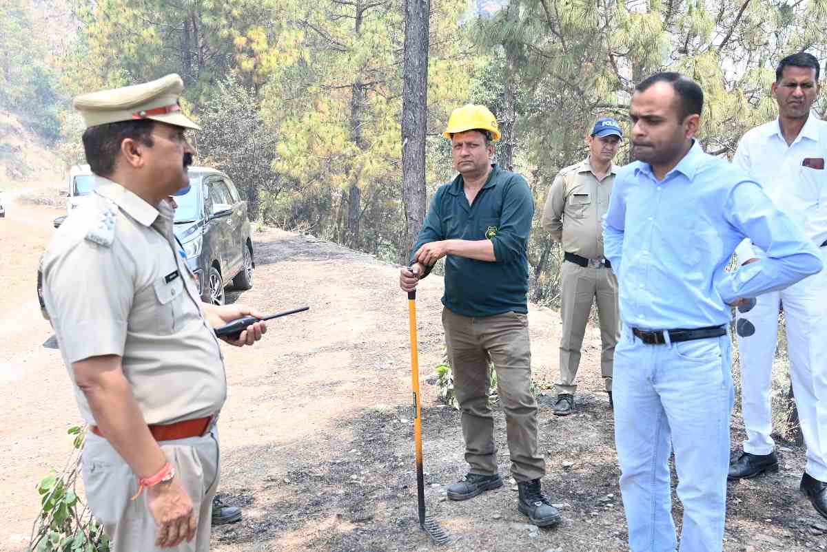 वनाग्नि की बढ़ती घटनाओं को लेकर जिलाधिकारी मयूर दीक्षित ने खुद संभाली कमान