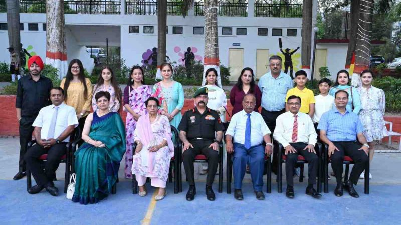 एक गर्वित अल्मा मेटर का एक गर्वित प्रतिबिंब