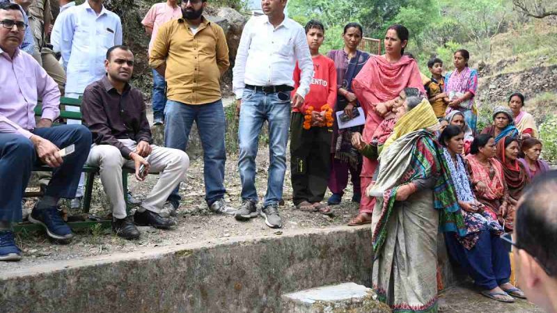 जल संरक्षण एवं संवर्धन को लेकर जिलाधिकारी ने देवरी मल्ली के ग्रामीणों को किया प्रोत्साहित