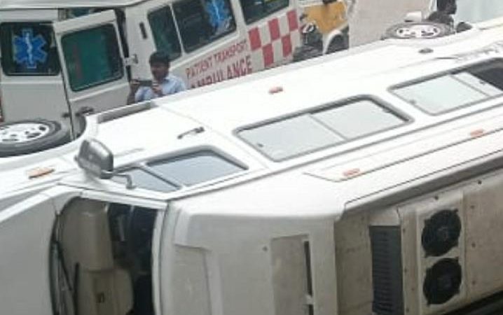 गुजरात से चारधाम यात्रा को आए यात्रियों का टेंपो ट्रैवलर सड़क पर पलटा: 8 घायल