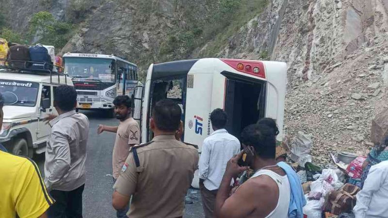 टिहरी गढ़वाल में बस दुर्घटना: तेलंगाना के यात्रियों की जान बाल-बाल बची