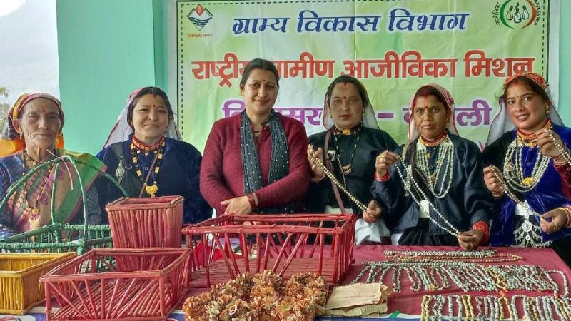 चमोली में लैंटाना की लकड़ियों से उपयोगी सामान बना महिलाएं कर रही अपनी आर्थिकी मजबूत