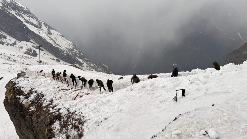 हेमकुंड साहिब यात्रा मार्ग पर सेना के जवानों ने 4 किमी बर्फ हटाकर आवाजाही की सुचारु