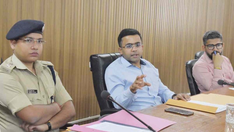 जिला निर्वाचन अधिकारी ने मतगणना से पूर्व राजनीतिक दलों एवं प्रेस प्रतिनिधियों के साथ की बैठक
