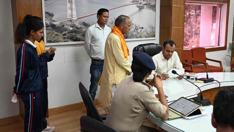 जिलाधिकारी मयूर दीक्षित ने जनता मिलन कार्यक्रम के तहत जनता की समस्याएं सुनी