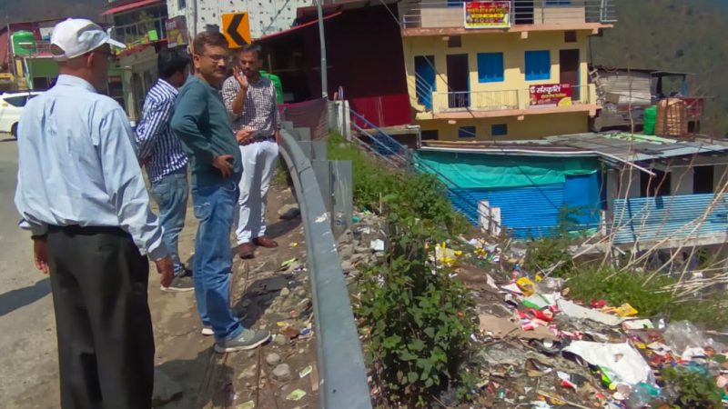जिला पंचायत रुद्रप्रयाग ने काटे कई चालान और चलाया सफाई अभियान